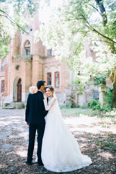 Casamento Casal Abraçando Perto Velho Castelo Incrível — Fotografia de Stock