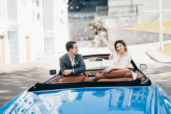 Hermosa Pareja Recién Casados Posando Coche —  Fotos de Stock