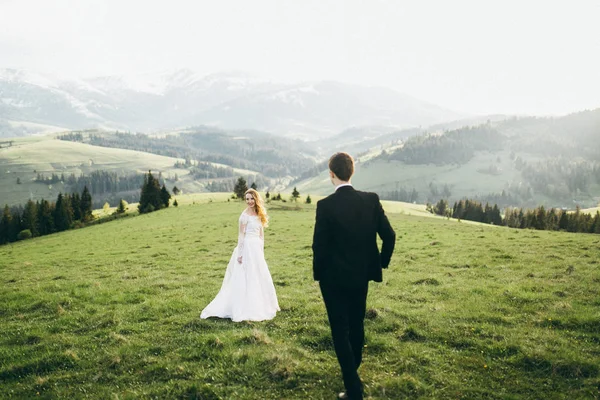 Jeune Couple Jeunes Mariés Marchant Dans Les Montagnes — Photo