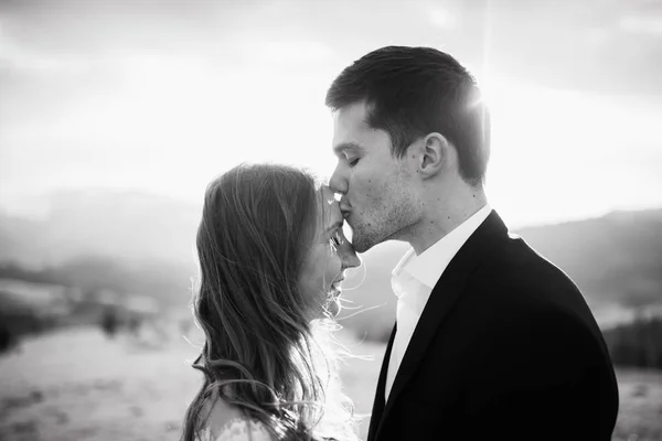 Feliz Jovem Casal Recém Casados Beijando — Fotografia de Stock