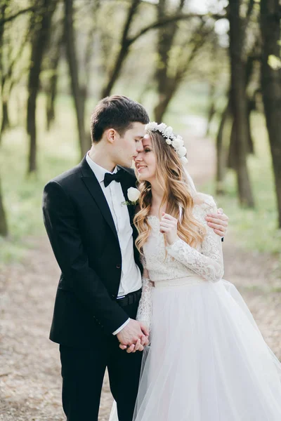 Junges Brautpaar Küsst Sich Schönen Garten — Stockfoto