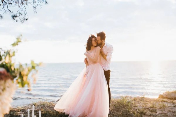 Jovem Casal Recém Casados Abraçando Junto Lago — Fotografia de Stock