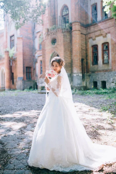 Giovane Sposa Posa Vicino Castello — Foto Stock