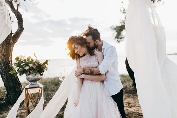 Joven Pareja Recién Casados Posando Por Mar — Foto de Stock