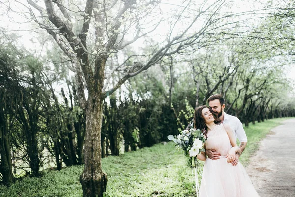 Pareja Joven Recién Casados Abrazándose Jardín Primavera —  Fotos de Stock