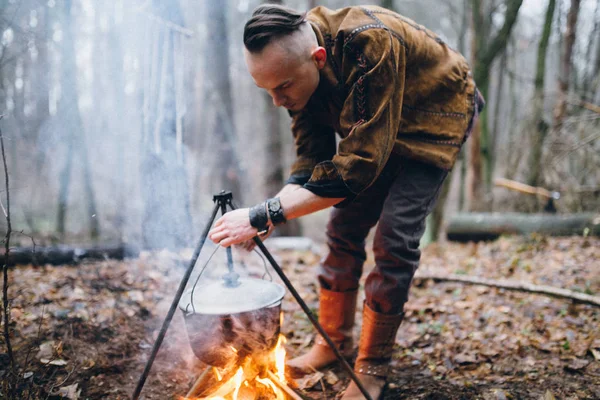 若い男の秋の森の料理 — ストック写真