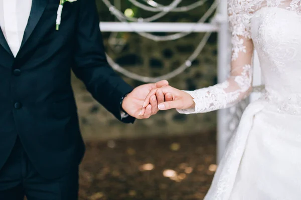 Jovem Casal Recém Casados Mãos Dadas — Fotografia de Stock