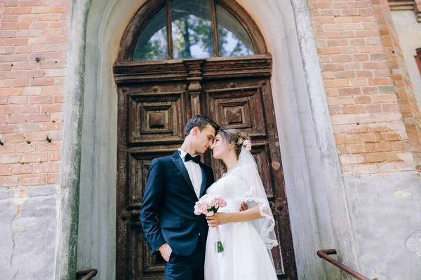 Couple Mariage Posant Près Vieux Château Étonnant — Photo