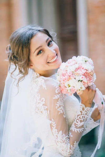 Joven Novia Caminando Cerca Del Castillo — Foto de Stock