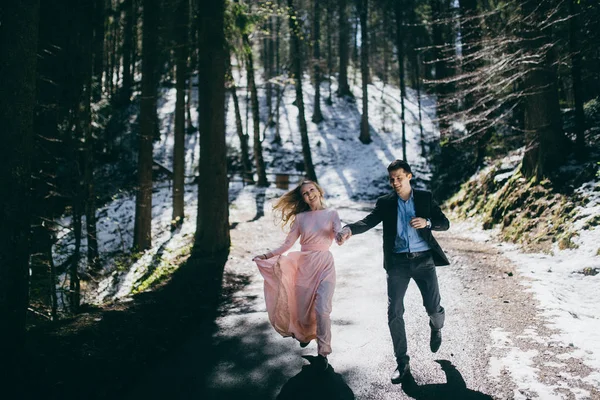 Glückliches Junges Brautpaar Posiert Wald — Stockfoto