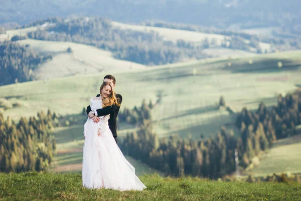 Jovem Casal Recém Casados Abraçando Livre — Fotografia de Stock