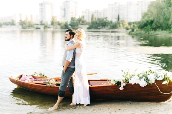 Jovem Casal Casamento Perto Barco Posando — Fotografia de Stock