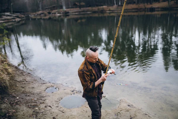 Göl Kenarında Onun Catch Ile Yakışıklı Balıkçı — Stok fotoğraf