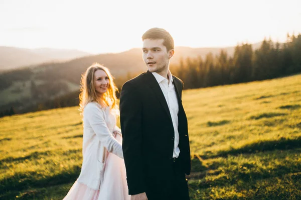 Mladý Pár Novomanželů Pózuje Horách — Stock fotografie