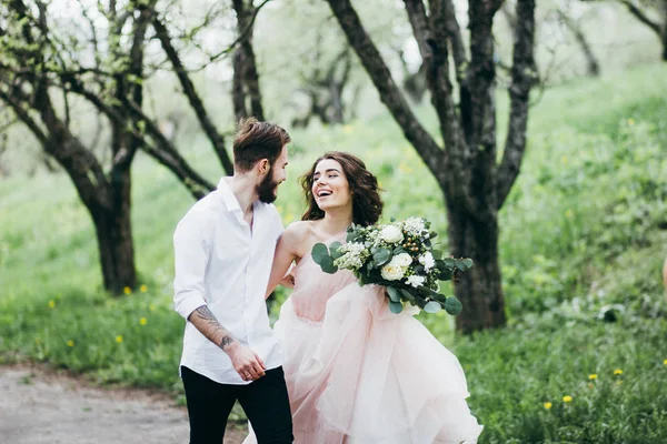Joven Pareja Recién Casados Caminando Primavera Jardín —  Fotos de Stock