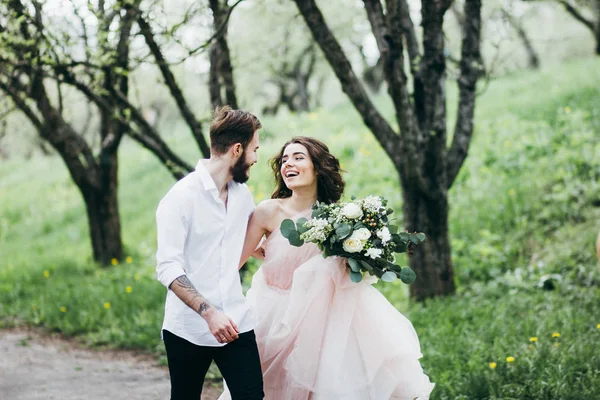 Jeune Couple Jeunes Mariés Marchant Dans Jardin Printemps — Photo