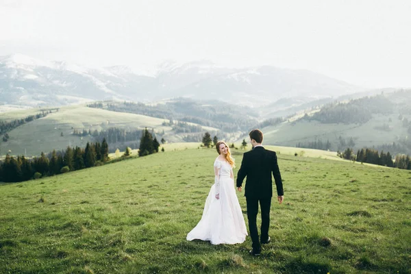 Jovem Casal Recém Casados Andando Nas Montanhas — Fotografia de Stock