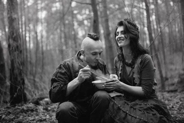 Jovem Cara Com Sua Amada Garota Comendo Floresta — Fotografia de Stock