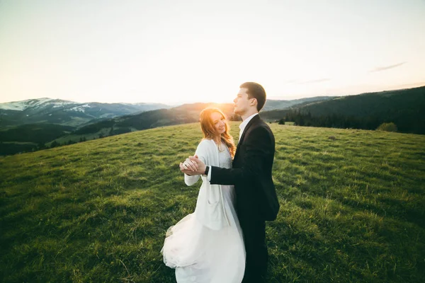 Junges Brautpaar Tanzt Den Bergen — Stockfoto