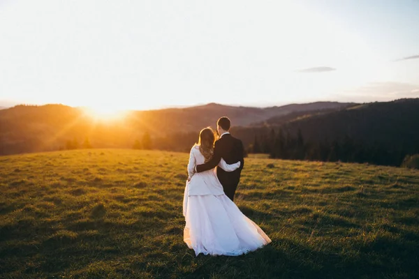 Jovem Casal Recém Casados Abraçando Livre — Fotografia de Stock