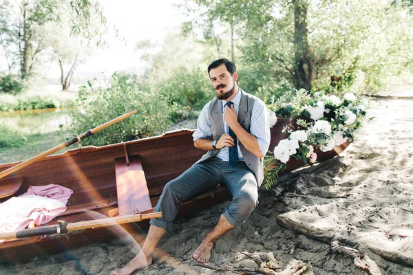 Yakışıklı Damat Tekne Açık Havada Poz — Stok fotoğraf