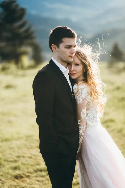 Joven Pareja Recién Casados Abrazando Aire Libre — Foto de Stock