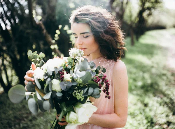 Jovem Bela Noiva Segurando Flores Livre — Fotografia de Stock