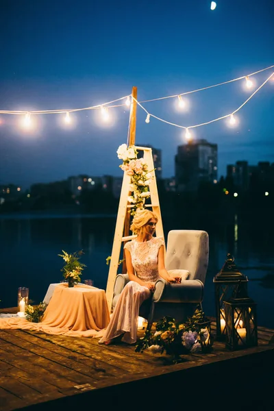 Heureux Jeune Mariée Assis Sur Jetée Extérieur — Photo