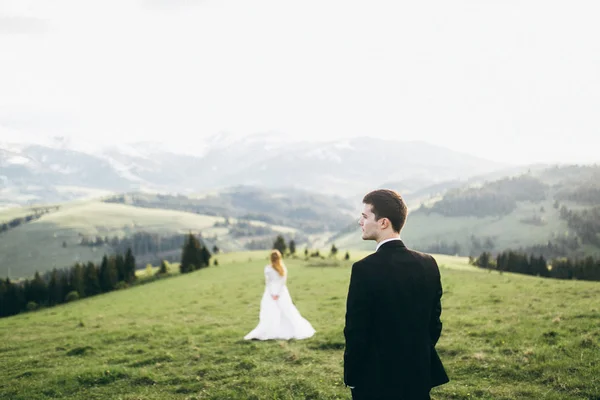 山のポーズ新婚の若いカップル — ストック写真
