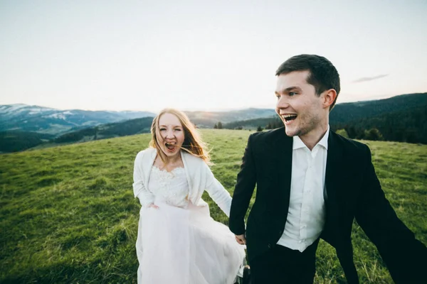 山で実行されている新婚の若いカップル — ストック写真