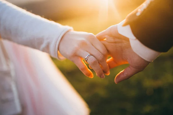 Mladý Pár Novomanželů Drželi Ruce — Stock fotografie