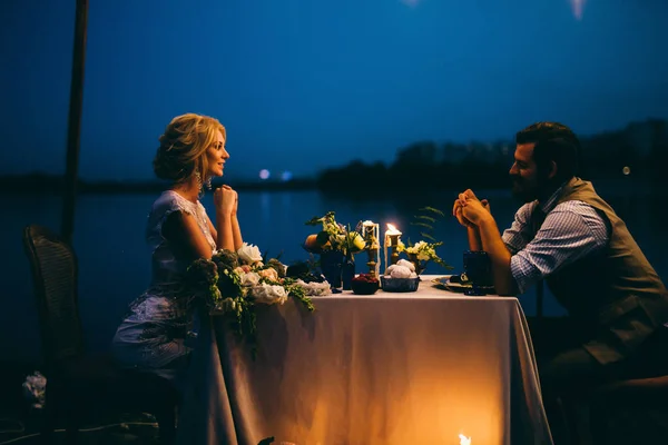 Feliz Jovem Casal Recém Casados Jantando Cais — Fotografia de Stock