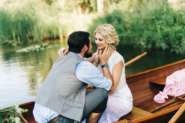 Jovem Casal Casamento Abraçando Barco — Fotografia de Stock