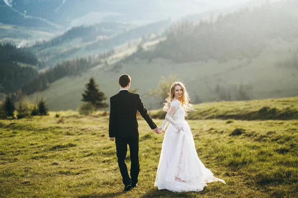 Ungt Par Nygifta Hålla Händer Utomhus — Stockfoto