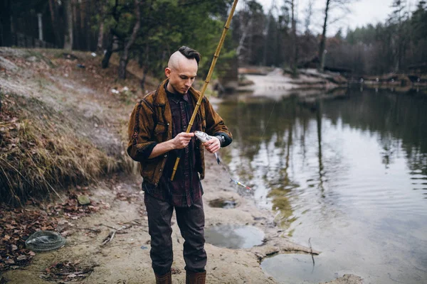 Göl Kenarında Onun Catch Ile Yakışıklı Balıkçı — Stok fotoğraf