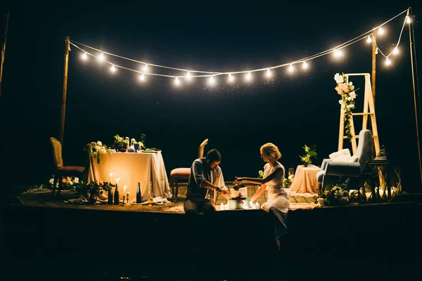 Gelukkige Jonge Paar Voor Pasgetrouwden Met Bruidstaart Pier — Stockfoto