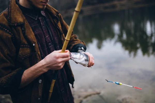 Pescador Guapo Con Captura Lago — Foto de Stock