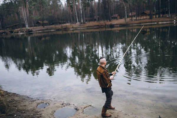 ハンサムな漁師 湖で釣り — ストック写真