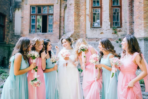Inschrijving Bruid Met Bruidsmeisjes Glimlachend Gekleed Lange Elegante Jurken — Stockfoto