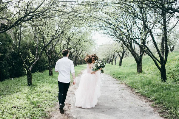 Junges Brautpaar Spaziert Frühlingsgarten — Stockfoto