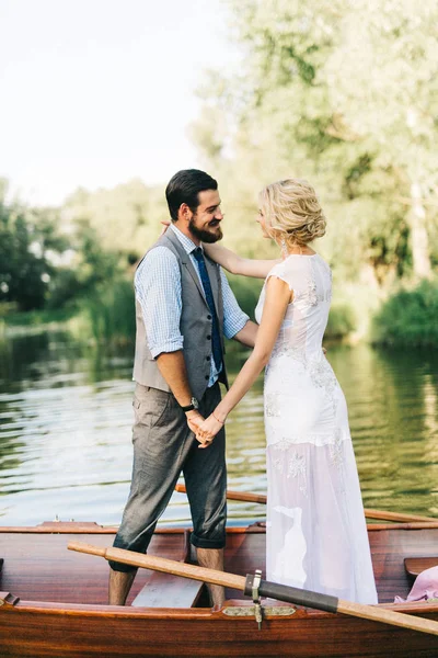 ボートに立っている若い結婚式のカップル — ストック写真