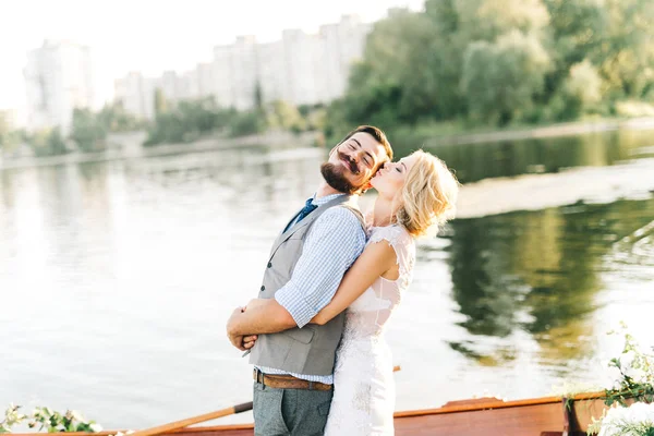 Junges Hochzeitspaar Posiert Boot — Stockfoto