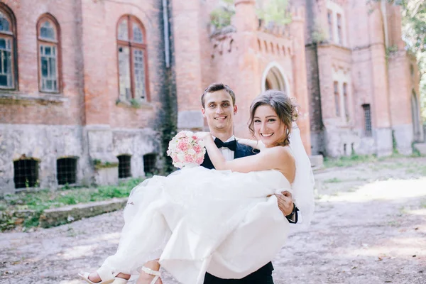 Casamento Casal Posando Perto Velho Castelo Incrível Noivo Segurando Noiva — Fotografia de Stock