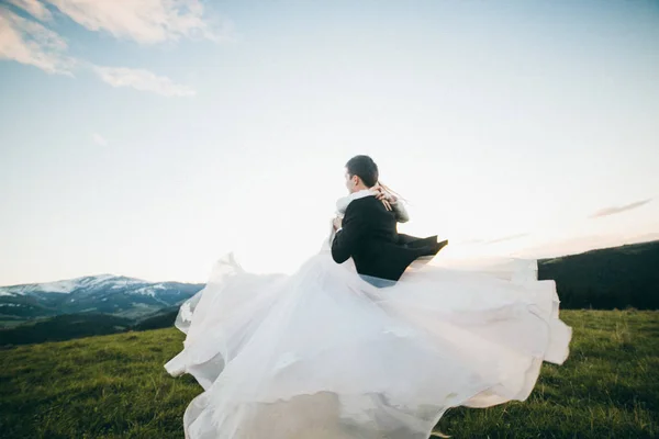 Junger Bräutigam Hält Braut Den Armen — Stockfoto