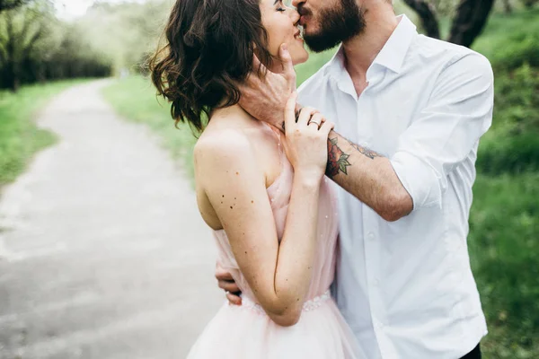 Jeune Couple Jeunes Mariés Embrasser Dans Jardin Printemps — Photo