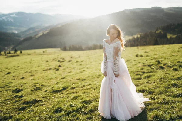 屋外でポーズ繊細な美しい花嫁 — ストック写真