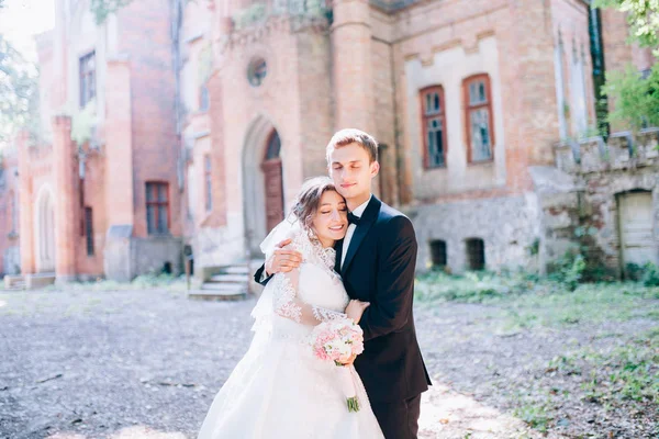 Hochzeitspaar Posiert Der Nähe Des Alten Schlosses — Stockfoto