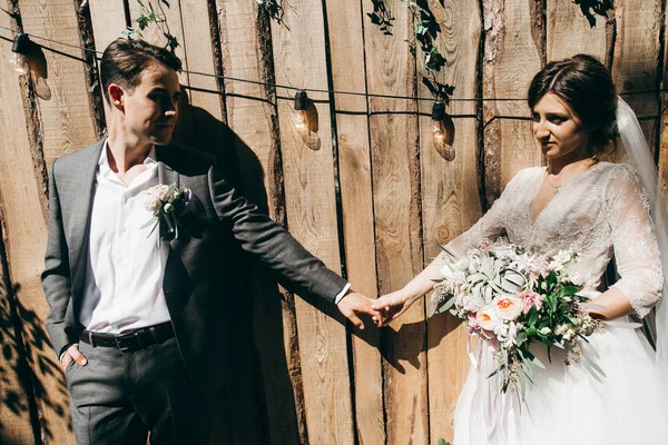 Joven Pareja Recién Casados Posando Por Cerca Madera — Foto de Stock