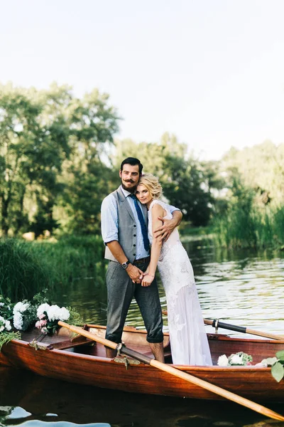 Young Wedding Couple Standing Boat — Stock Photo, Image