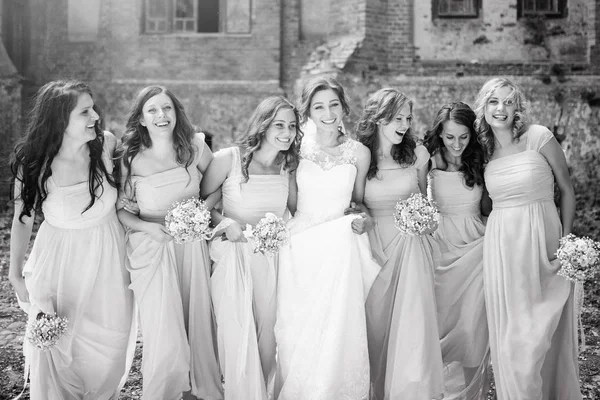 Ніжна Наречена Усміхненими Подружками Нареченої Одягнена Довгі Елегантні Сукні — стокове фото